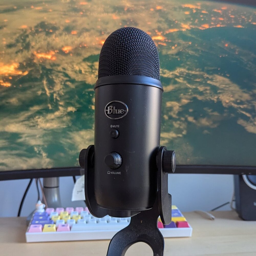 LIKE NEW Logitech Blue Yeti Premium Multi-Pattern USB Condenser Microphone (+ po